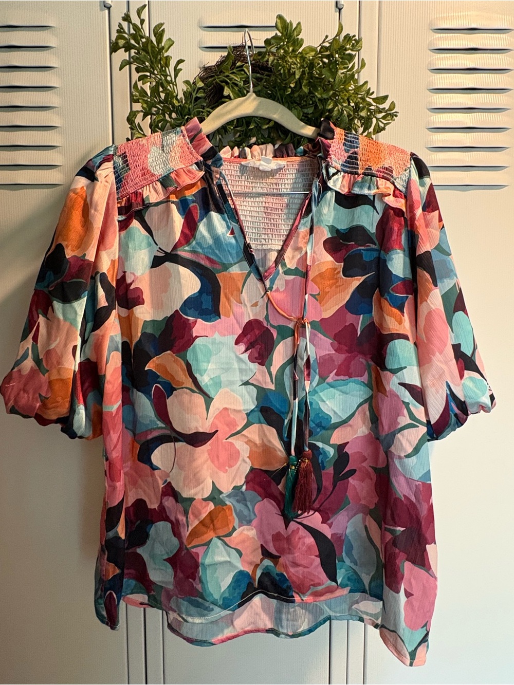 Sz S THML smocked multi-color abstract floral v neck blouse puff sleeve
